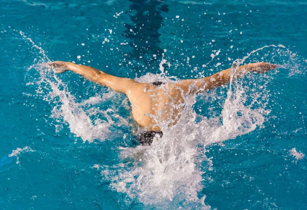 AC米兰通过老将策略增强阵容，引进莫德里奇和蒂亚戈-席尔瓦，弥补后防不足，延续稳定表现。